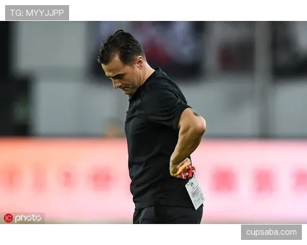本赛季主导出球并封堵前锋，卡纳瓦罗比年轻后卫更稳